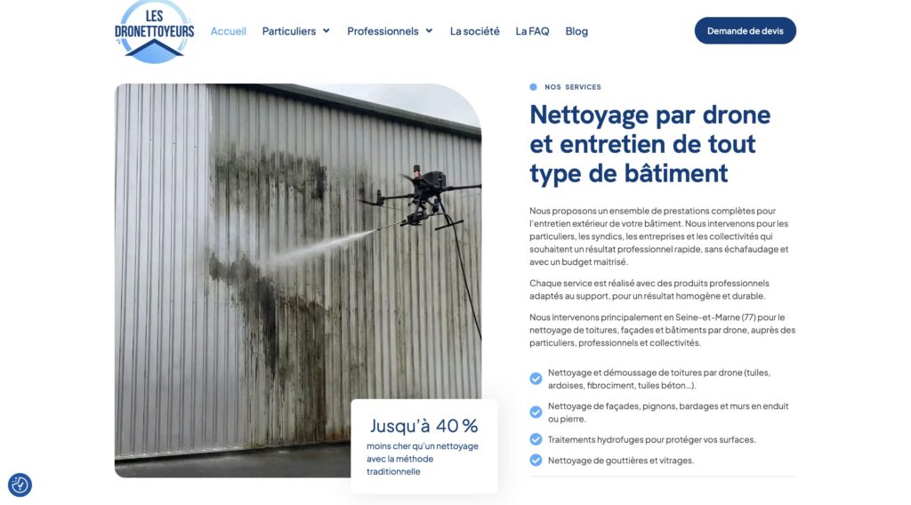 Les Dronettoyeurs : création de site web artisan pensée pour mettre en avant un savoir-faire dans l’entretien des façades et toitures 1 Capture d'écran issue de la création de site internet pour Les Dronettoyeurs, montrant la page d'accueil avec un drone en train de nettoyer un bardage métallique.
